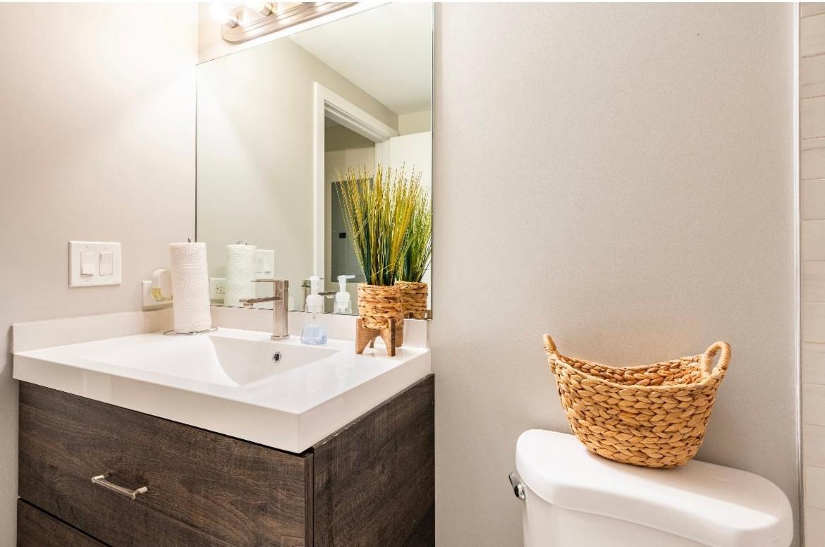 Cozy 2 Brm Apartment Mins Away From United Center 芝加哥 外观 照片